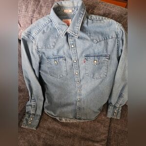 Levis Classic Western Slim Fit Denim Shirt. Medium. 19ptp